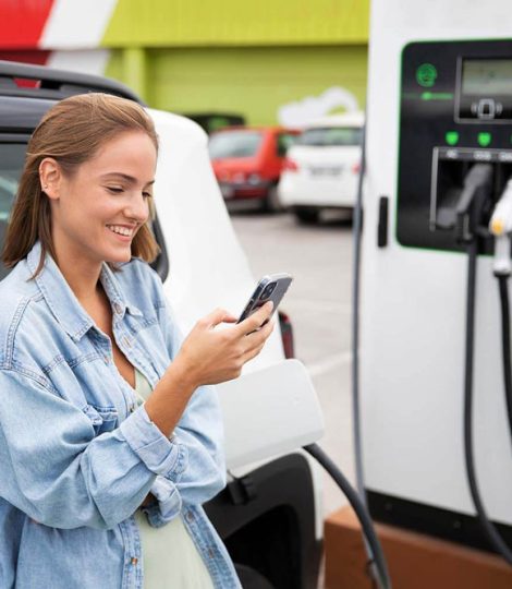 Femme recharge voiture électrique